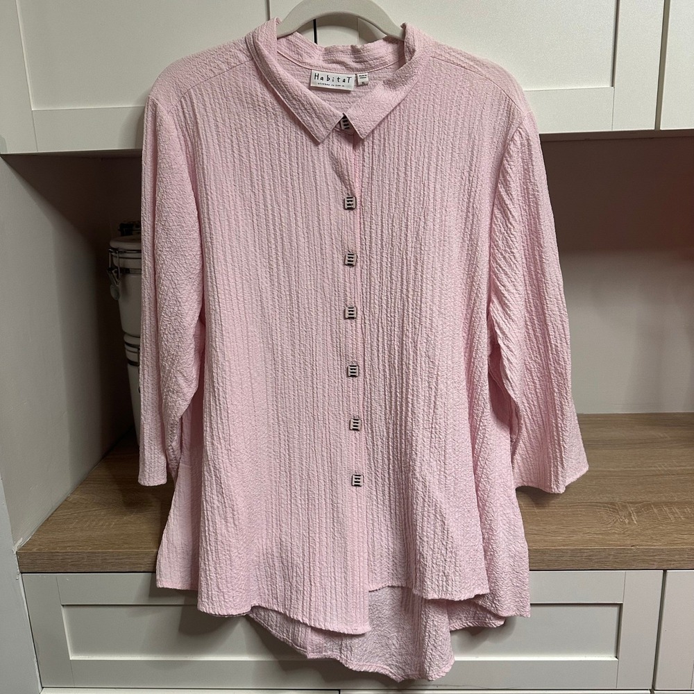 Habitat Button Down Top Women XL Pink Crinkle High-Low Back Art To Wear Buttons - Picture 3 of 12